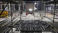 Noch dominiert das Arbeitsgerüst den Innenraum des Globe. Aber es ist so konstruiert, dass dazwischen die Bühnenteile fahren können wie vorne die Drehbühne. Noch dominiert das Arbeitsgerüst den Innenraum des Globe. Aber es ist so konstruiert, dass dazwischen die Bühnenteile fahren können wie vorne die Drehbühne.