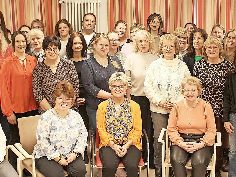 Die Jubilare und Jubilarinnen des Awo-Kreisverbands Kulmbach, darunter in der zweiten Reihe vorne links Hauptgeschäftsführerin Margit Vogel, wurden 2025 für ihre langjährige Betriebszugehörigkeit geehrt und stehen gemeinsam für über 1335 Jahre Eng... Die Jubilare und Jubilarinnen des Awo-Kreisverbands Kulmbach, darunter in der zweiten Reihe vorne links Hauptgeschäftsführerin Margit Vogel, wurden 2025 für ihre langjährige Betriebszugehörigkeit geehrt und stehen gemeinsam für über 1335 Jahre Eng...