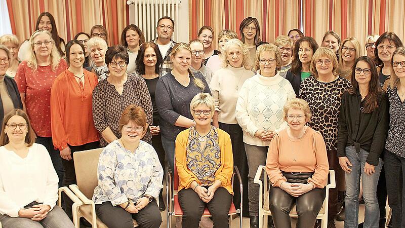Die Jubilare und Jubilarinnen des Awo-Kreisverbands Kulmbach, darunter in der zweiten Reihe vorne links Hauptgesch&auml;ftsf&uuml;hrerin Margit Vogel, wurden 2025 f&uuml;r ihre langj&auml;hrige Betriebszugeh&ouml;rigkeit geehrt und stehen gemeinsam f&uuml;r &uuml;ber 1335 Jahre Eng...