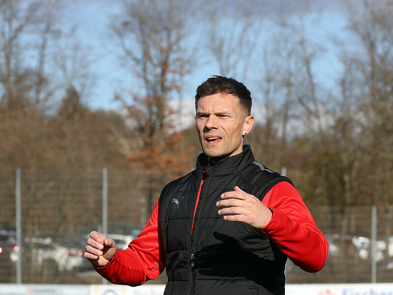 DJK-Trainer Carsten N&uuml;&szlig;lein will mit seinen Bambergern den Schlager gegen Gro&szlig;bardorf gewinnen.