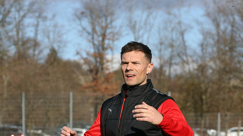 DJK-Trainer Carsten N&uuml;&szlig;lein will mit seinen Bambergern den Schlager gegen Gro&szlig;bardorf gewinnen.
