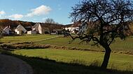 Dieses idyllische Tal (links der Biergarten) k&ouml;nnte seinen Reiz verlieren und zum Baugebiet im Feuchtgebiet werden.