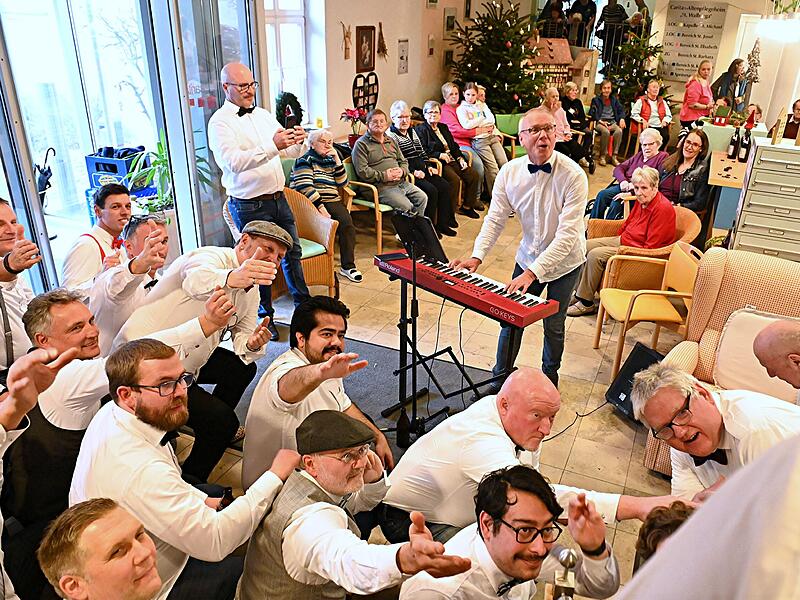Auf dem Jakobsberg besuchte der Bamberger Kneipenchor M&auml;nnersache das Caritas-Pflegezentrum St. Walburga.