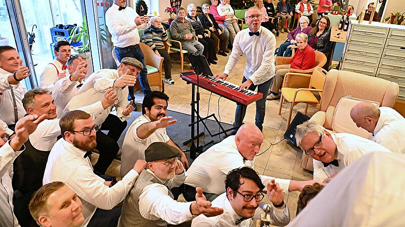 Auf dem Jakobsberg besuchte der Bamberger Kneipenchor M&auml;nnersache das Caritas-Pflegezentrum St. Walburga.