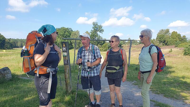 BR-Reporterin Christine Fischer im Gespräch mit Wanderern aus Sachsen und Thüringen, denen der Kulmbach-Teddy an ihrem Rucksack aufgefallen war. BR-Reporterin Christine Fischer im Gespräch mit Wanderern aus Sachsen und Thüringen, denen der Kulmbach-Teddy an ihrem Rucksack aufgefallen war.
