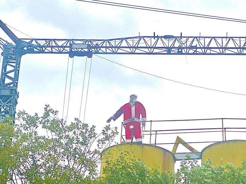 Weihnachtsmann „Siegfried“ erlebt in Niederfüllbach (Landkreis Coburg) seinen ersten Sommer. Weihnachtsmann „Siegfried“ erlebt in Niederfüllbach (Landkreis Coburg) seinen ersten Sommer.