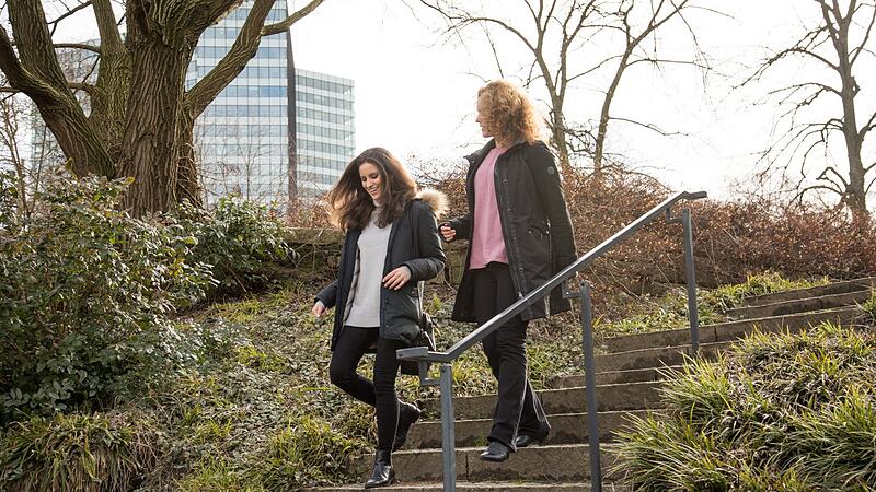 Zwei Frauen spazieren im Park