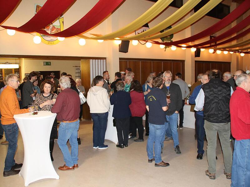 Einige Neubürger traten ans Mikrofon und stellten sich vor. Beim Buffet konnten sie anschließend Kontakte knüpfen.
