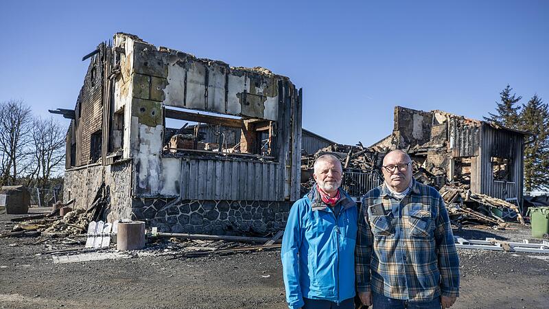Die Rhönklub-Vorstände Manfred Egert (links) und Horst Karl hatten tatkräftig an der Sanierung der Kissinger Hütte mitgewirkt. Nach dem Brand vom Dienstag wollen sie alles für einen Wiederaufbau tun. Die Rhönklub-Vorstände Manfred Egert (links) und Horst Karl hatten tatkräftig an der Sanierung der Kissinger Hütte mitgewirkt. Nach dem Brand vom Dienstag wollen sie alles für einen Wiederaufbau tun.