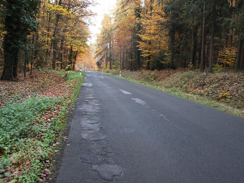 Die Straße zwischen Münnerstadt und Bad Bocklet weist abschnittsweise erhebliche Schäden auf.