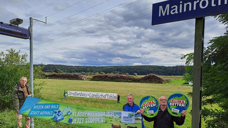 Vertreter des Bund Naturschutz am Bahnhof Mainroth.   Die Planungstrasse w&uuml;rde direkt hinter dem Bahnhof durch die  Landschaft verlaufen;. Im Bild (von links) Kreisvorsitzender Anton Reinhardt, Ute Hauptfleisch, stellvertretende Kreisvorsitzende C...
