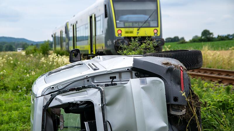 T&ouml;dlicher Zusammensto&szlig; zwischen Zug und Auto