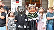 Das Katzenkopfpaar wird am Rathaus begr&uuml;&szlig;t. Snater