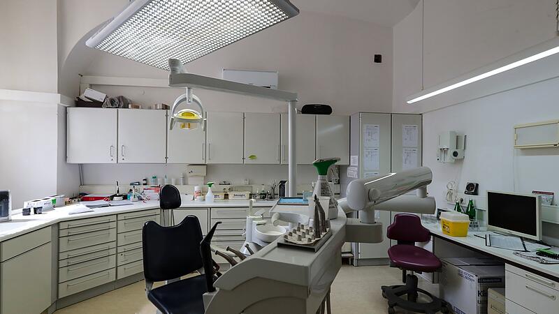 Zahnarztpraxis BehandlungszimmerJVA im Sand