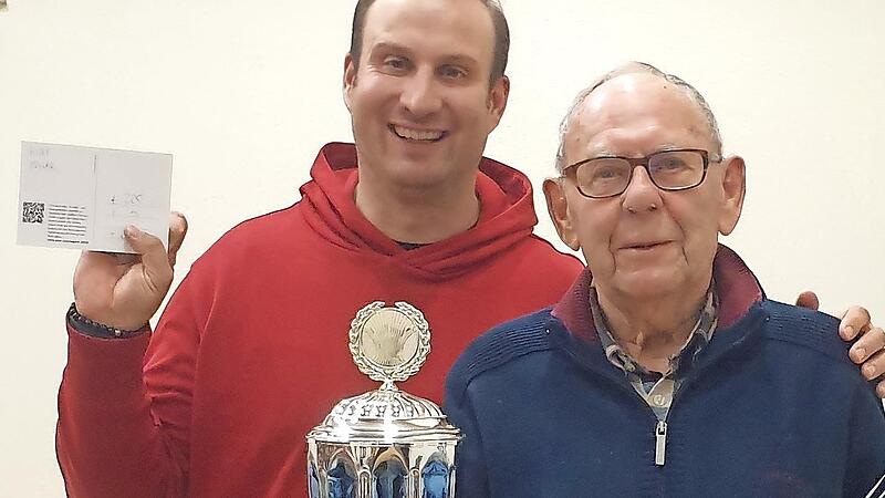 Matthias Ruppert (links) überreichte Edgar Hirt den Wanderpokal des Vereinsschafkopfturniers.