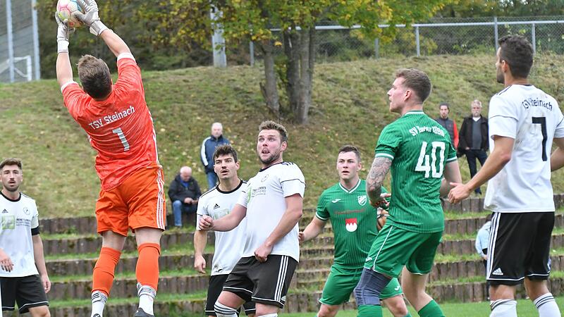 Der Steinacher Spielertrainer Michael Voll (rechts) konnte sich beim reifen 2:1-Auswärtssieg in Garitz auf seinen Schlussmann Franz-Xaver Rosshirt verlassen, der hier lehrbuchmäßig zupackt. Der Steinacher Spielertrainer Michael Voll (rechts) konnte sich beim reifen 2:1-Auswärtssieg in Garitz auf seinen Schlussmann Franz-Xaver Rosshirt verlassen, der hier lehrbuchmäßig zupackt.