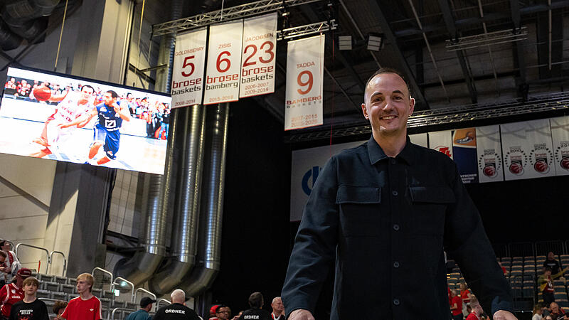 Nach dem 102:83-Erfolg der BMA365 Bamberg Baskets gegen die Telekom Baskets Bonn wurde das Trikot von Karsten Tadda unter der Hallendecke der Brose-Arena verewigt.