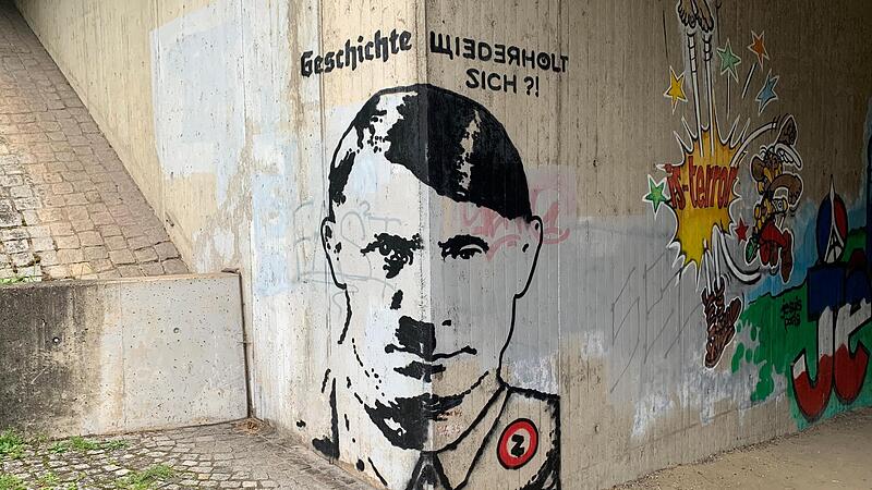 Neues Grafitto an der Judenberg-Unterführung in Coburg: links ist eine Gesichtshälfte von Hitler zu sehen, rechts eine von Putin. Neues Grafitto an der Judenberg-Unterführung in Coburg: links ist eine Gesichtshälfte von Hitler zu sehen, rechts eine von Putin.