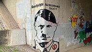 Neues Grafitto an der Judenberg-Unterführung in Coburg: links ist eine Gesichtshälfte von Hitler zu sehen, rechts eine von Putin.