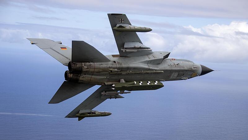 Die Aufnahme zeigt einen Kampfjet Tornado IDS ASSTA 3.0, best&uuml;ckt mit einem  Lenkflugk&ouml;rper Taurus.