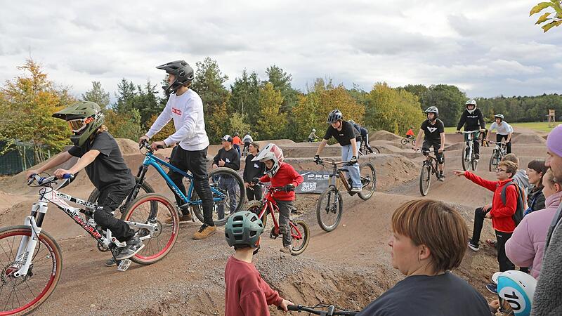 Voller Spannung warteten zahlreiche Jugendliche auf die Er&ouml;ffnung der Bahn.