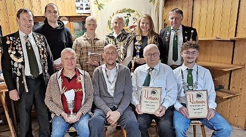Die Erstplatzierten beim Preisschießen (sitzend von links): Allen Rudel, Willi Thein, Gerold Ankenbrand, Henrik Reuter sowie (stehend von links): Helmut Stubenrauch, Stefan Lang, Lukas Werner, Ute Häußer, Heike Iffland, Alexander Braunreuther. Die Erstplatzierten beim Preisschießen (sitzend von links): Allen Rudel, Willi Thein, Gerold Ankenbrand, Henrik Reuter sowie (stehend von links): Helmut Stubenrauch, Stefan Lang, Lukas Werner, Ute Häußer, Heike Iffland, Alexander Braunreuther.