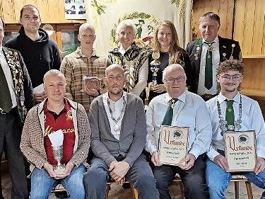 Die Erstplatzierten beim Preisschießen (sitzend von links): Allen Rudel, Willi Thein, Gerold Ankenbrand, Henrik Reuter sowie (stehend von links): Helmut Stubenrauch, Stefan Lang, Lukas Werner, Ute Häußer, Heike Iffland, Alexander Braunreuther. Die Erstplatzierten beim Preisschießen (sitzend von links): Allen Rudel, Willi Thein, Gerold Ankenbrand, Henrik Reuter sowie (stehend von links): Helmut Stubenrauch, Stefan Lang, Lukas Werner, Ute Häußer, Heike Iffland, Alexander Braunreuther.