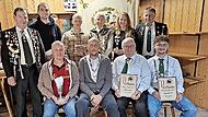 Die Erstplatzierten beim Preisschießen (sitzend von links): Allen Rudel, Willi Thein, Gerold Ankenbrand, Henrik Reuter sowie (stehend von links): Helmut Stubenrauch, Stefan Lang, Lukas Werner, Ute Häußer, Heike Iffland, Alexander Braunreuther.