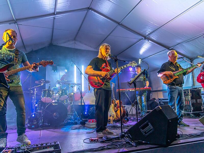 Die Band &bdquo;Coole Socken&ldquo; live in Action: (v.l.) Klaus Regler (Sologitarre), Viktor Hochhalter (Drums), Peter-Alexander Ostrowsky (Gitarre), Karl Gessler (Keyboards) und Heinz Beiersdorfer (Bass). Am Mischpult diesmal mit Alex Ullrich von &bdquo;Deschaw&uuml;&ldquo;.