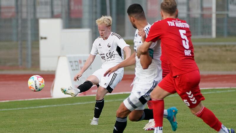 Aufopfernd hielt der FC Coburg um Ren&eacute; Knie (wei&szlig;es Trikot) lange Zeit gegen den Regionalligisten Aubstadt dagegen. Jetzt geht es im Liga-Alltag weiter.