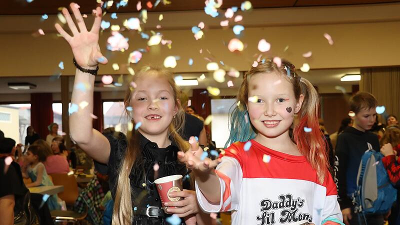 Einen tollen Kinderfasching bot der Jugendarbeitskreis der Katholischen Pfarrei St. Martin im Weismainer Kolpinghaus. Sophia und Licka hatten dabei Freude mit Konfetti.