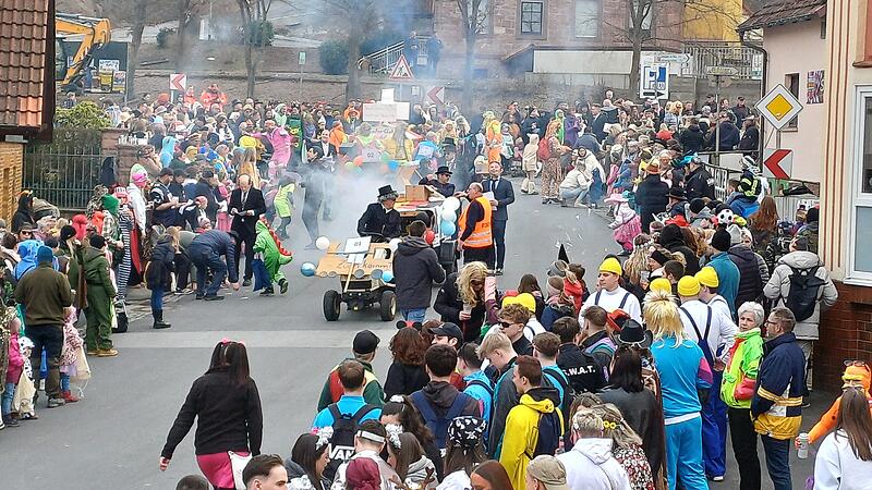 Dorfgemeinschaft Zeitlofs GbRFaschingsumzug in Zeitlofs begeistert Besucher