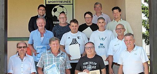 Die ausgezeichneten Vereinsfunktionäre mit Reinhold Heilmann vom BLSV-Kreis Haßberge (rechts) und Zweitem Bürgermeister Andreas Hoch (hintere Reihe links)