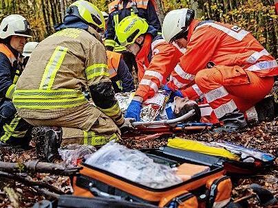 Feuerwehr und Rettungskräfte arbeiten Hand in Hand.