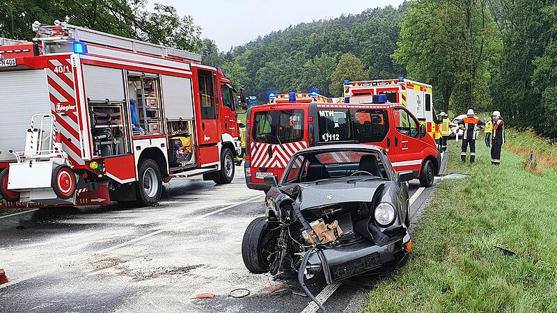 Der Porsche wurde bei dem Unfall total beschädigt.