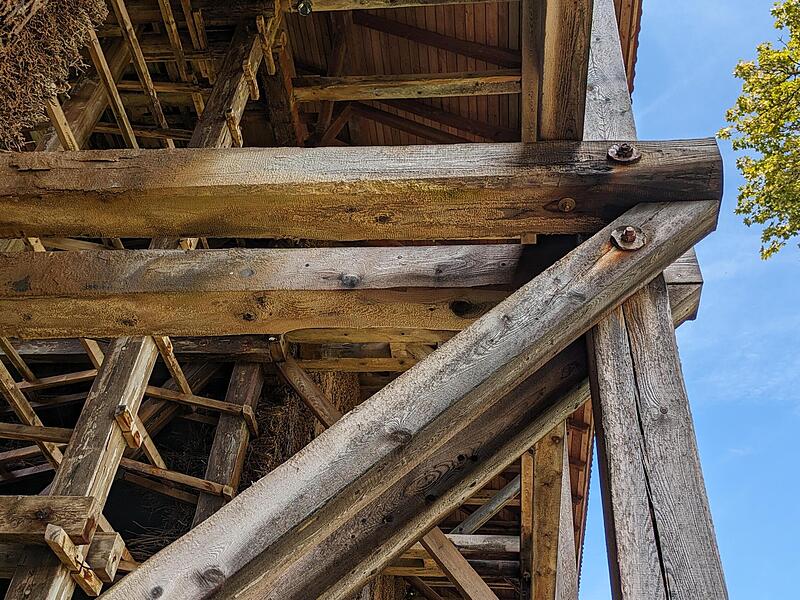 Die Stahlschrauben, die den Gradierbau zusammenhalten, rosten. Nun muss das Geb&auml;ude erneut aufgebaut werden.