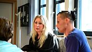 Rechtsanwältin Laura Kelker aus Bamberg im Gespräch mit einer Rumänisch-Dolmetscherin und dem Angeklagten