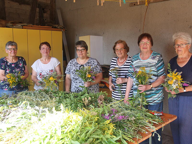 In diesem Jahr haben insgesamt zehn Frauen die Kr&auml;uterstr&auml;u&szlig;e gebunden. Auf dem Foto zu sehen: Sechs der zehn Frauen.