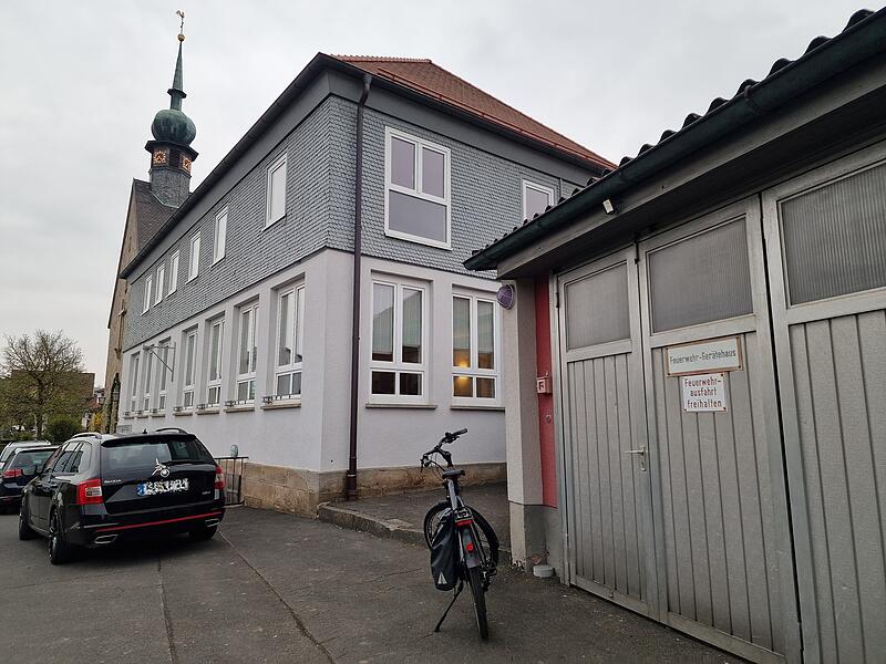 Das alte Schulgeb&auml;ude in Modlos und die Feuerwehrgarage daneben sollen abgerissen werden. An ihrer Stelle  soll ein modernes kombiniertes Geb&auml;ude f&uuml;r die Feuerwehr und Dorfgemeinschaft entstehen.