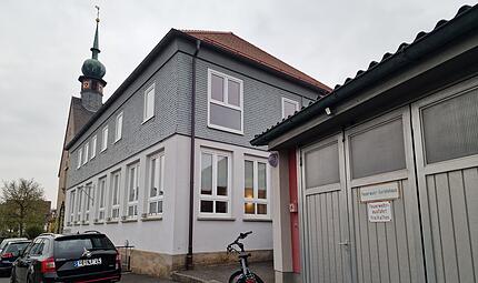 Das alte Schulgeb&auml;ude in Modlos und die Feuerwehrgarage daneben sollen abgerissen werden. An ihrer Stelle  soll ein modernes kombiniertes Geb&auml;ude f&uuml;r die Feuerwehr und Dorfgemeinschaft entstehen.