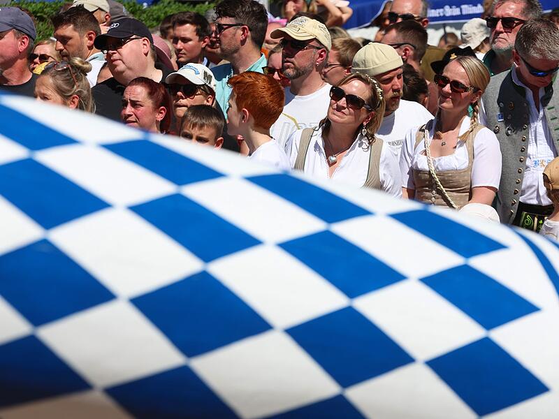 Neue Maib&auml;ume am 1. Mai - Taufkirchen