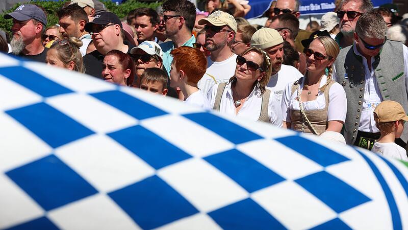 Neue Maib&auml;ume am 1. Mai - Taufkirchen