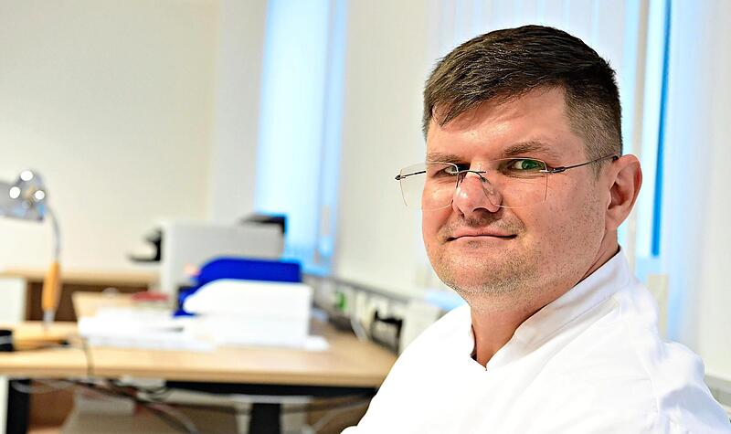 Alex Aleks ist der neue ärztliche Leiter und Chefarzt der Inneren Abteilung des Kreiskrankenhauses St. Anna in Höchstadt. Alex Aleks ist der neue ärztliche Leiter und Chefarzt der Inneren Abteilung des Kreiskrankenhauses St. Anna in Höchstadt.