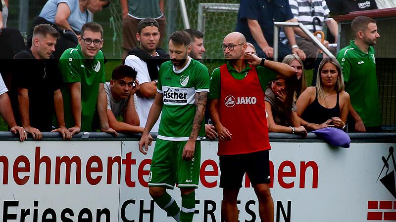 Der Friesener Max Sch&uuml;lein und Trainer Frederic Martin: Der SV Friesen sieht sich bei seinem Heimspiel gegen die U21 des FC Coburg einer junge, gut ausgebildeten Mannschaft gegen&uuml;ber, die taktisch und konditionell einiges abverlangen werde.