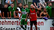 Der Friesener Max Schülein und Trainer Frederic Martin: Der SV Friesen sieht sich bei seinem Heimspiel gegen die U21 des FC Coburg einer junge, gut ausgebildeten Mannschaft gegenüber, die taktisch und konditionell einiges abverlangen werde. Der Friesener Max Schülein und Trainer Frederic Martin: Der SV Friesen sieht sich bei seinem Heimspiel gegen die U21 des FC Coburg einer junge, gut ausgebildeten Mannschaft gegenüber, die taktisch und konditionell einiges abverlangen werde.