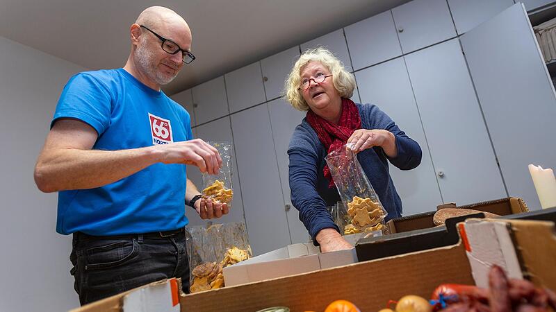 Thilo Schmitt und Silke Bürger-Raab von der Diakonie Bamberg-Forchheim packen fleißig: Verbandsübergreifend werden   fast 600 Päckchen verschenkt.Forchheim & Fränkische Schweiz