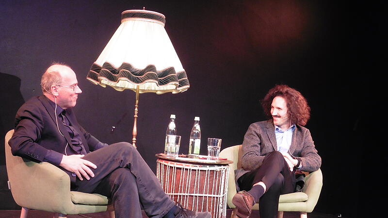 Regisseur Valentin Schwarz (r.) im Gespr&auml;ch mit Wagner-Experte Frank Piontek. Beide waren einer Einladung des Richard-Wagner-Verbands nach Bamberg gefolgt.