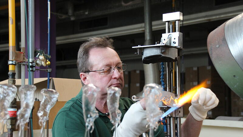 Danach wird das obere Ende der Figur so erhitzt, dass es abgenommen werden kann und daraufhin der Punkt unter Hitze versiegelt.