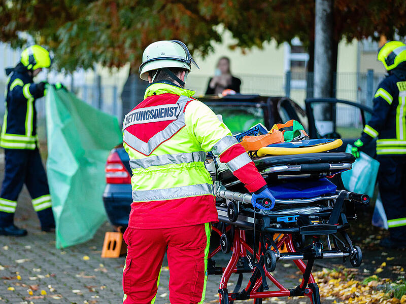 Notfall-Einsatz nach Unfall, Verletzte, Sanitäter Notfall-Einsatz nach Unfall, Verletzte, Sanitäter