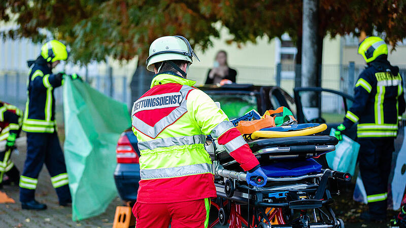 Notfall-Einsatz nach Unfall, Verletzte, Sanit&auml;ter